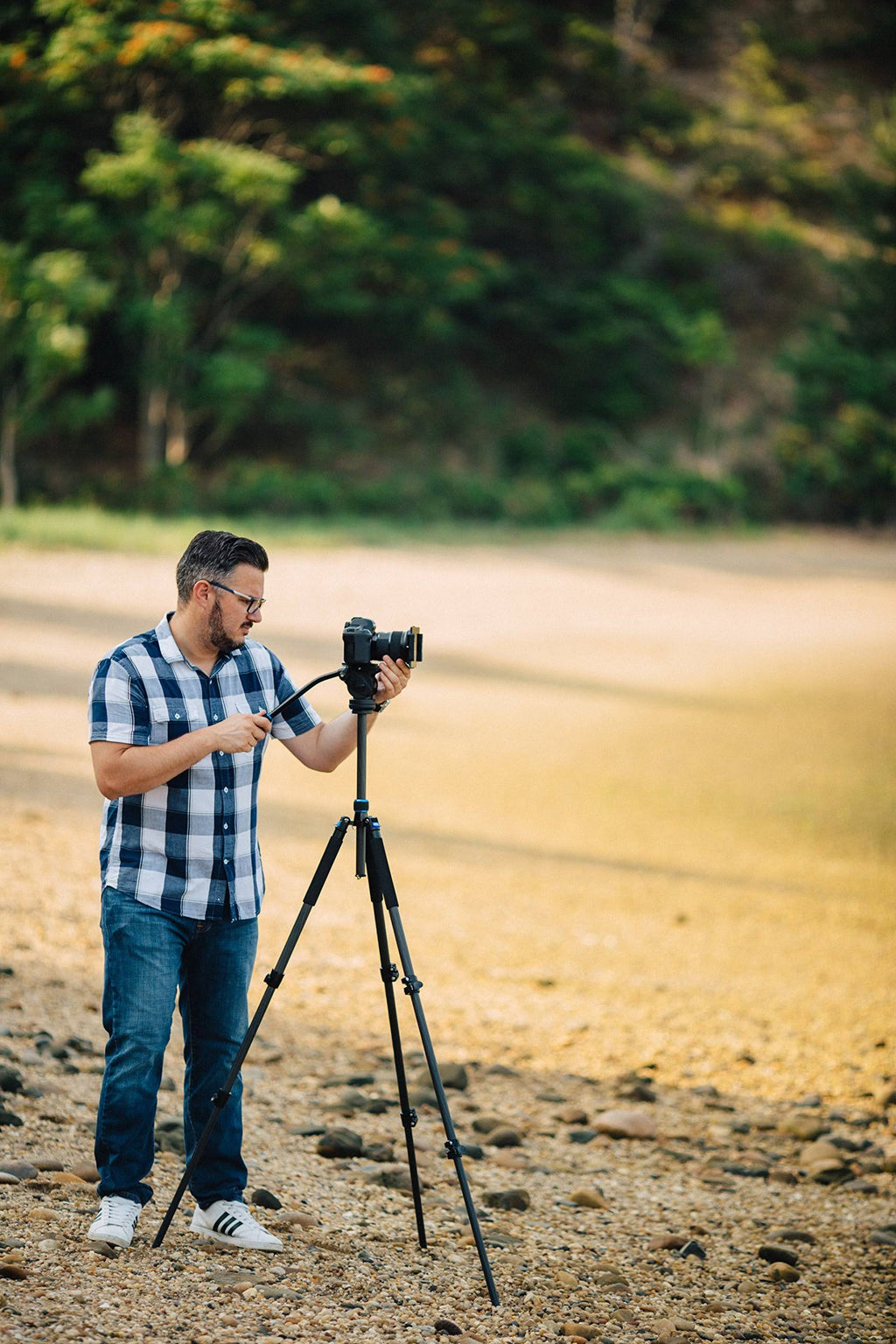 65x22 Carbon Fiber Tripod with Video Fluid Head L44482